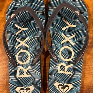 Women’s reef flip flops size 9 blues in color